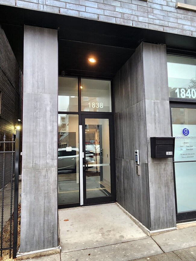 Foto del edificio - 1838 N Western Ave