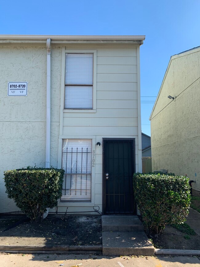 Foto del edificio - 8702 Village of Fondren Dr