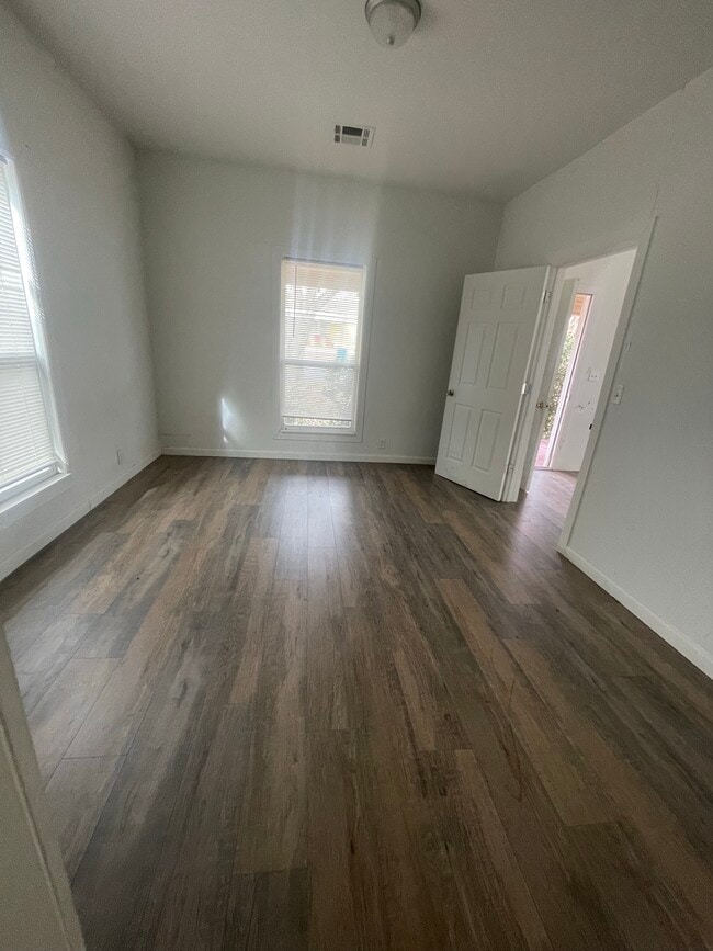 Foto del edificio - 321 E 7th St