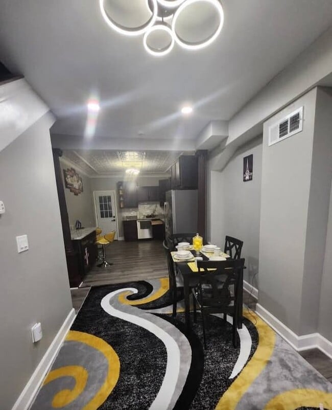 Building Photo - 708 N Madeira St