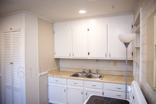 Building Photo - 614 Yorkshire Dr