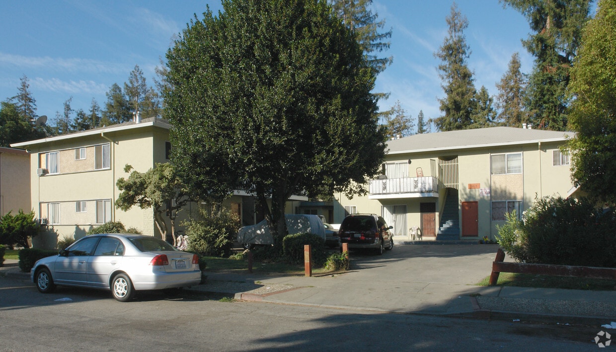 Primary Photo - 961-965 Ravenscourt Ave