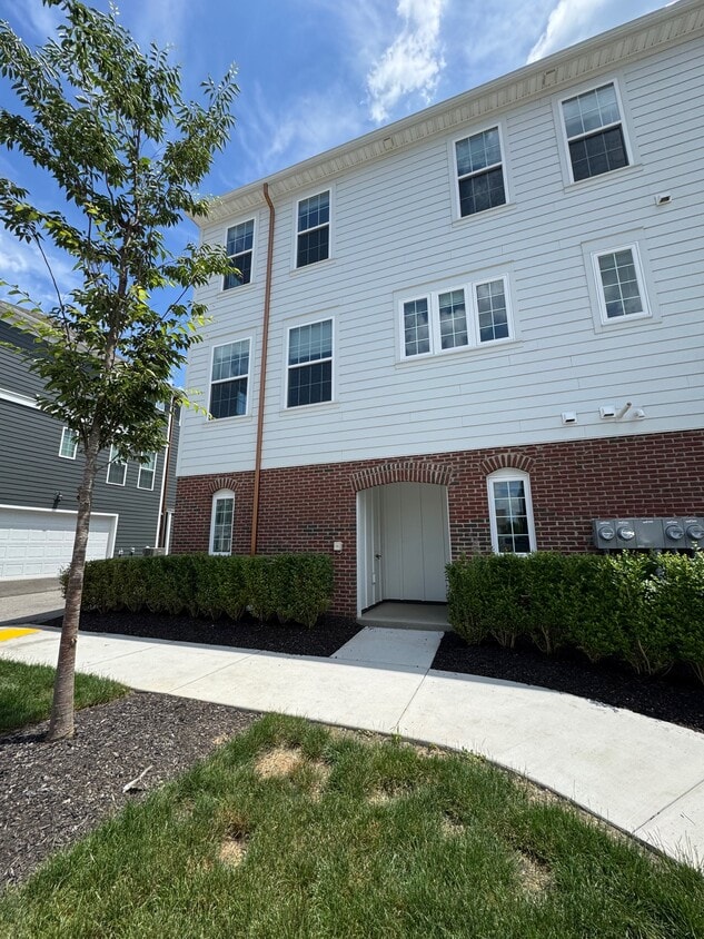 End unit! Incredible interior! - 607 Carlton Ln