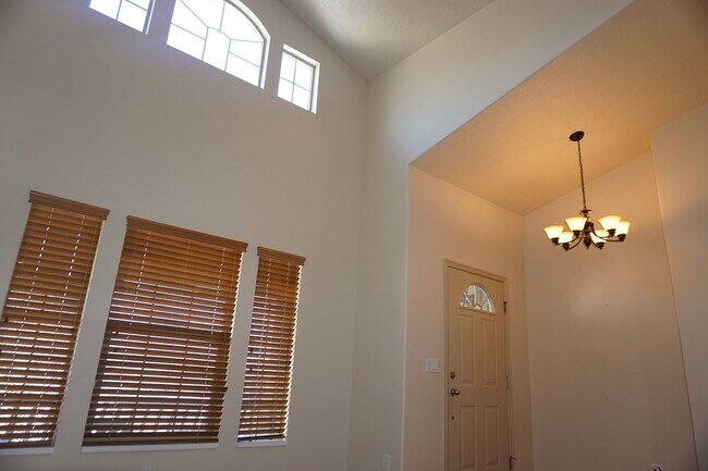 Building Photo - Beautiful Pleasant Grove 6 Bedroom With Mo...