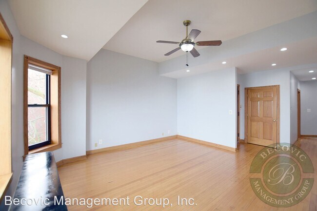 Building Photo - 7510-7514 N Eastlake Terrace