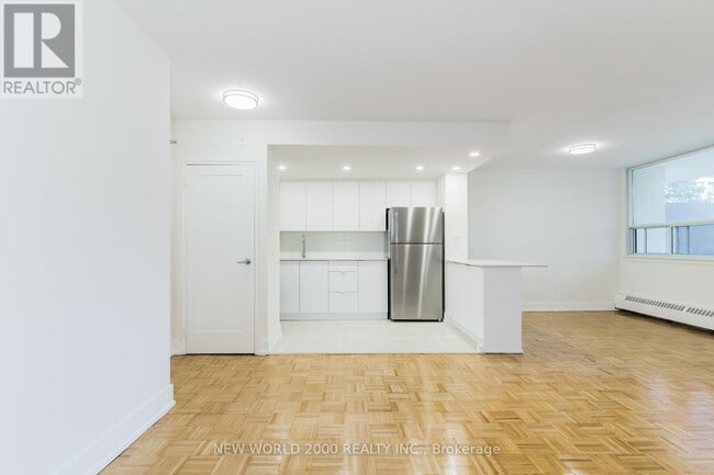 Photo du bâtiment - 33 Erskine Ave