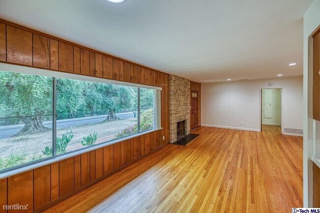 Building Photo - 2 br, 2.5 bath House - 627 E Altadena Dr
