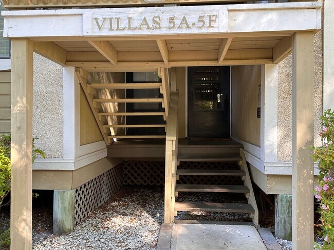 Building Photo - Close to Beach, Shopping, Restaurants!  Fu...