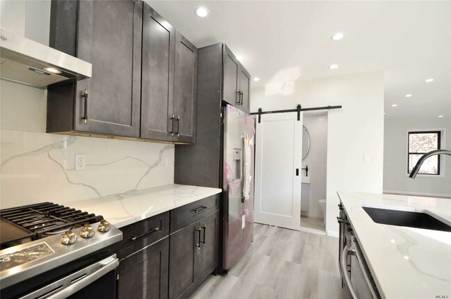Foto del edificio - 68-28 Dartmouth St