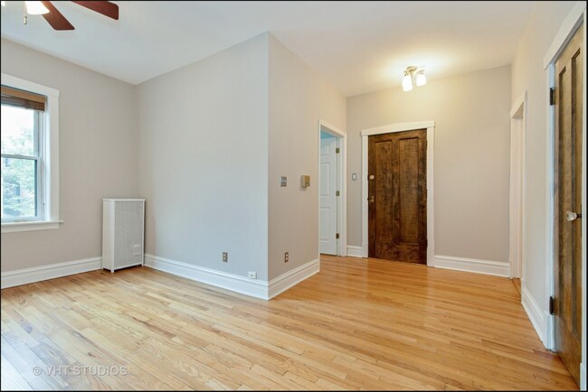 Foto del edificio - 1319 W Addison St