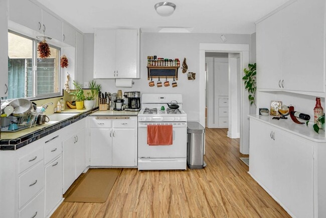 Building Photo - Adorable cottage in Ocean Beach!