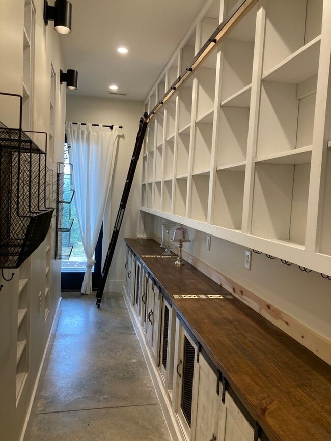 Building Photo - Exclusive Golf & Country Club Living