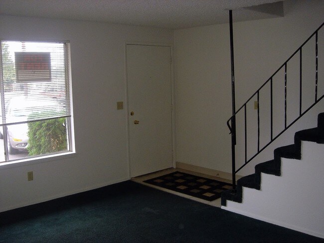 Foto del edificio - 2 BD 1.5 Bath Townhouse