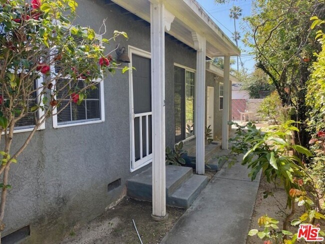 Building Photo - 835 Palms Blvd