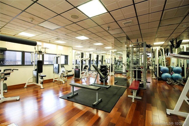 Foto del edificio - 5757 Collins Ave