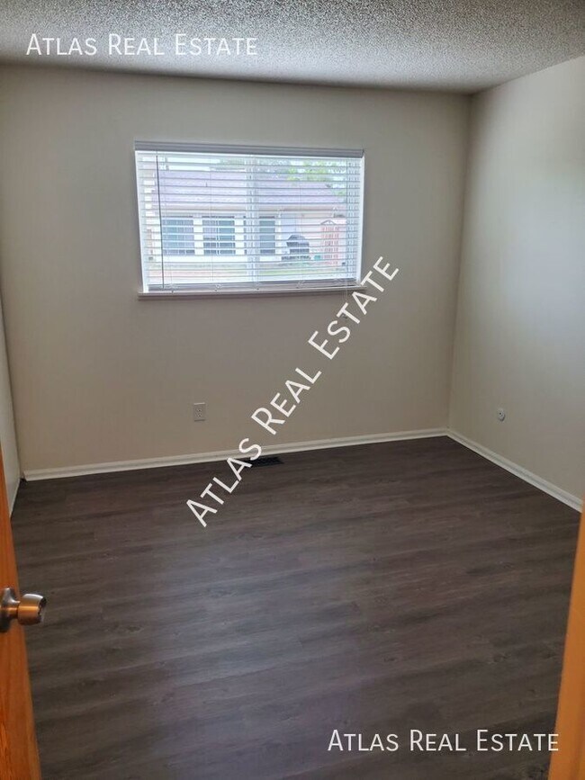 Building Photo - Spacious 4-Bed, 2-Bath Home at 16590 E. Ba...