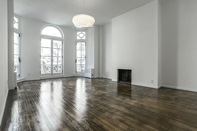 Building Photo - 40 E 68th St