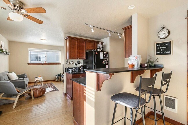 Building Photo - CHECK OUT THIS LOVELY 2 BEDROOM, 1 BATH CONDO CLOSE TO DOWNTOWN BEND