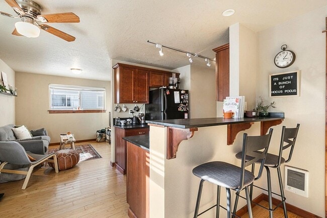 Foto del edificio - CHECK OUT THIS LOVELY 2 BEDROOM, 1 BATH CONDO CLOSE TO DOWNTOWN BEND