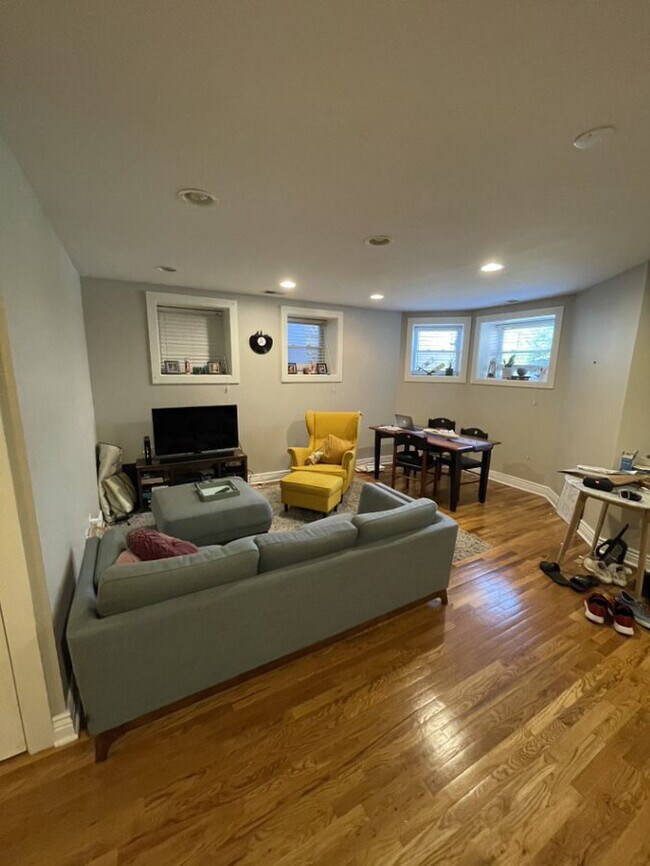 Foto del edificio - 1523 W Addison St
