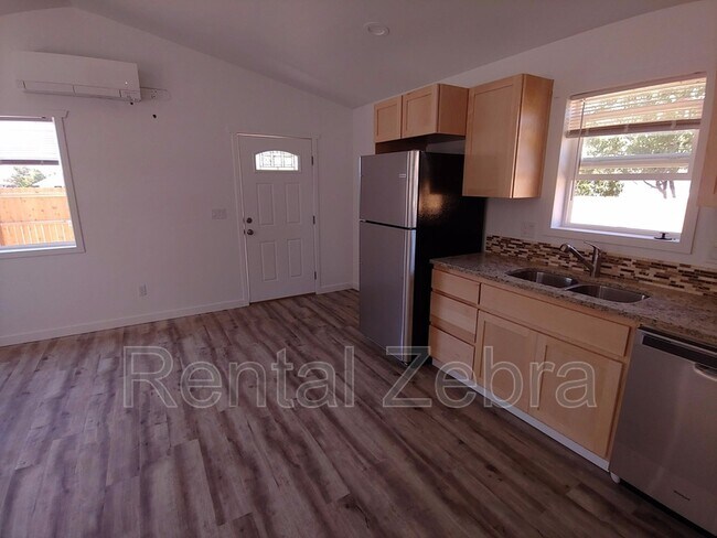 Building Photo - 921 NW Oak Ln