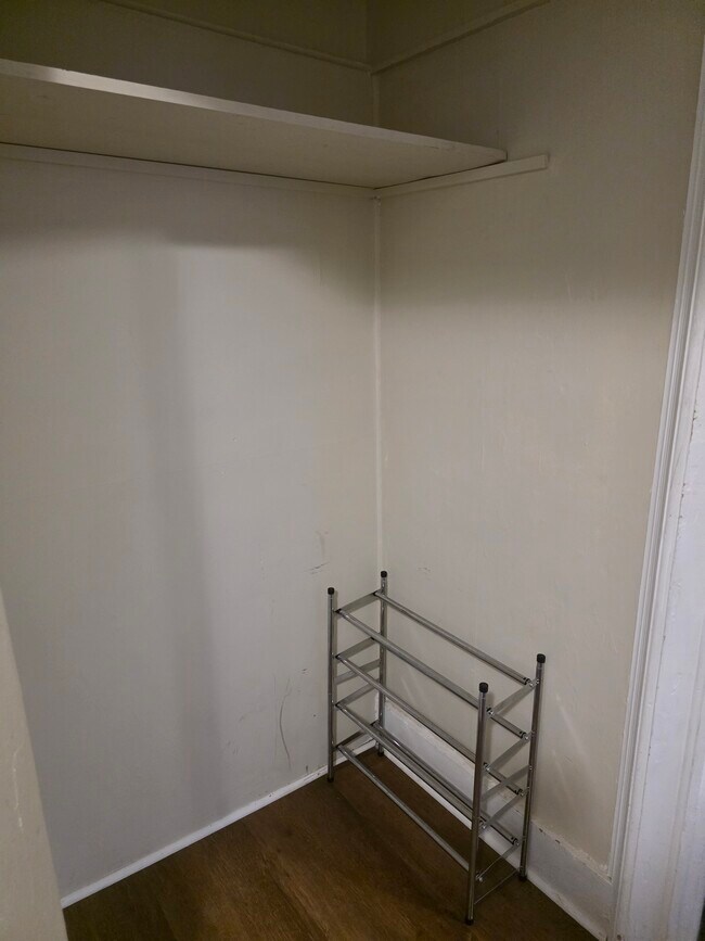 área del armario - 383 Canisteo St