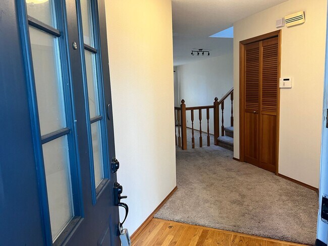 Foto del edificio - Amazing Attached Home in Lake Oswego is a Must See!