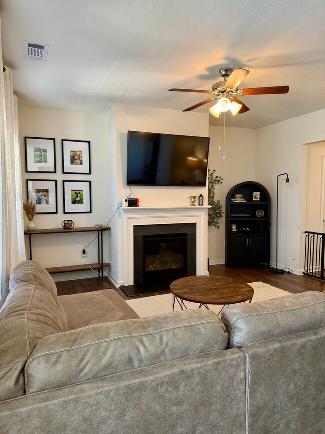 Building Photo - 215 Wanderlust Ct