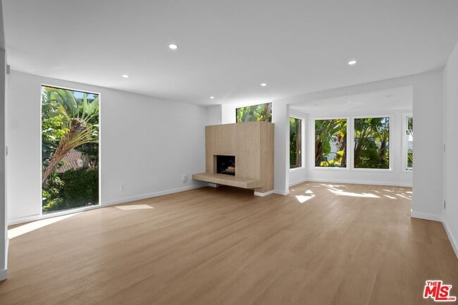 Building Photo - 9315 Lloydcrest Dr