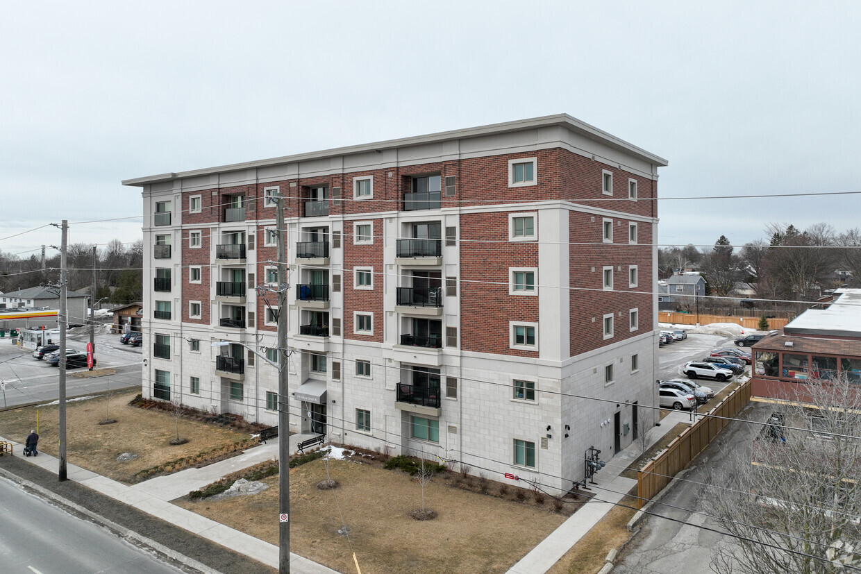 Building Photo - 976 Simcoe St N