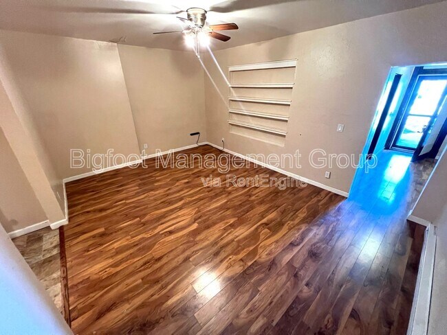 Foto del edificio - 517 E Broadway St