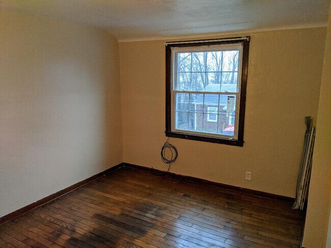 Building Photo - 307 Cedar Dr
