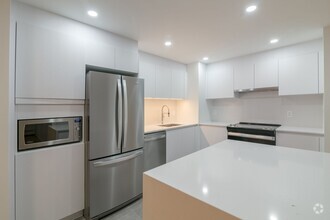 Building Photo - 4800 Maisonneuve Blvd W