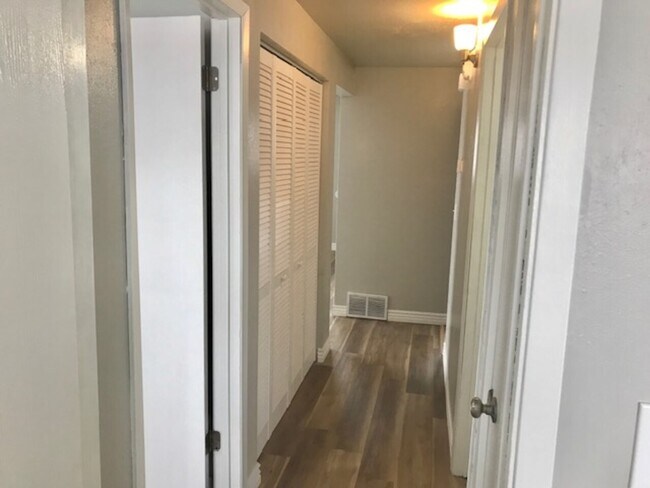 Foto del edificio - 326 W 4 Plex