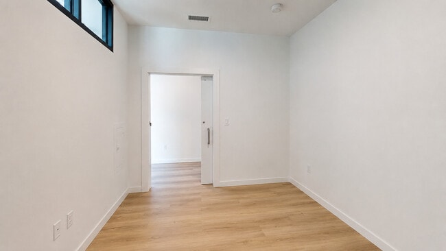 Minimalist bedroom with sliding door - Bissinger & Co