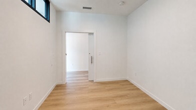 Minimalist bedroom with sliding door - Bissinger & Co