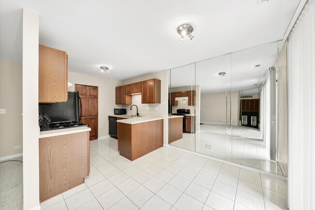 Building Photo - 713 Crescent Ct