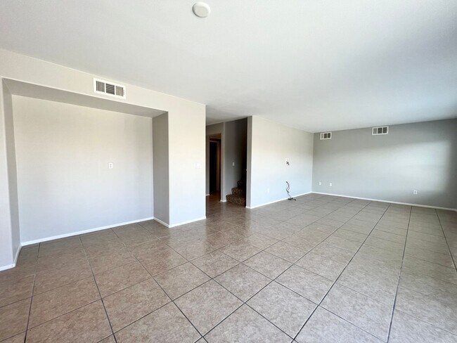 Foto del edificio - COMING SOON!! SPACIOUS 6 Bedroom 3 Bathroo...