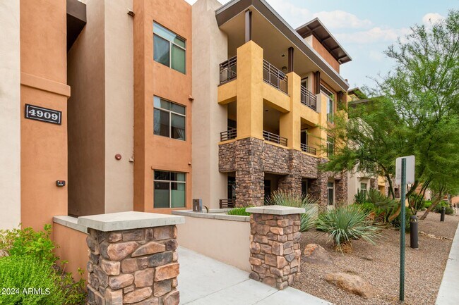 Foto del edificio - 4909 N Woodmere Fairway