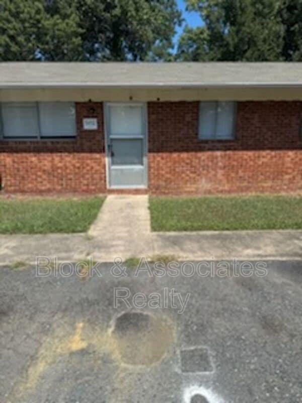 Building Photo - 502 Lake Dr