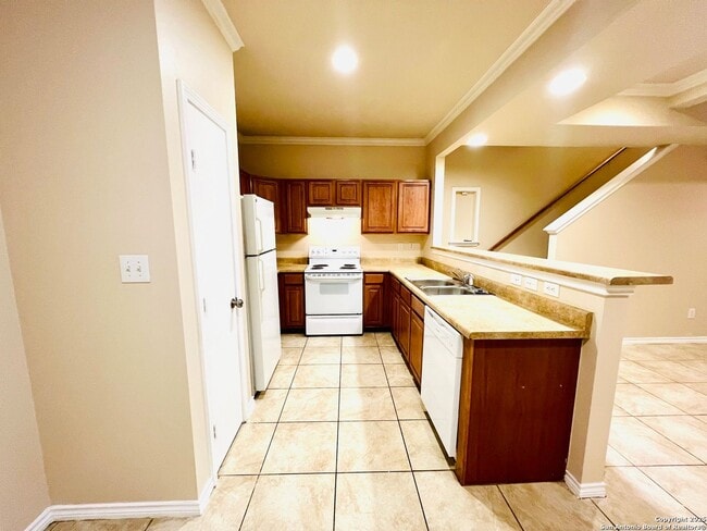 Building Photo - Beautiful Town Home in the Heart of San An...