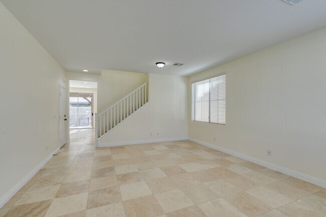 Building Photo - Amazing 2 story home w/spacious 4 bedrooms...