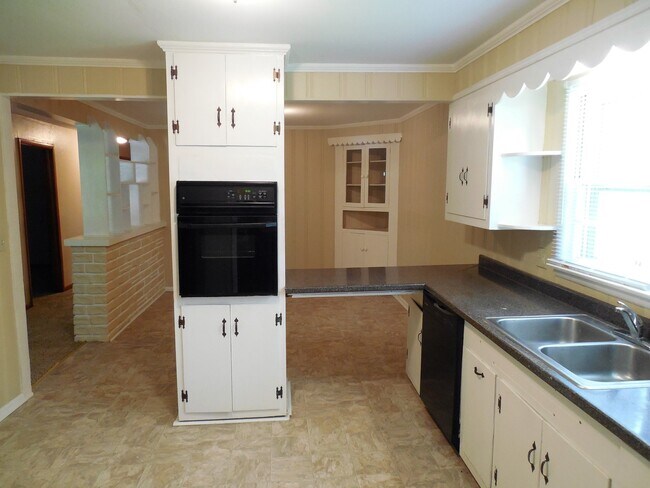 Foto del edificio - Great 3 Bedroom 2 Bath Home Nice Neighborhood