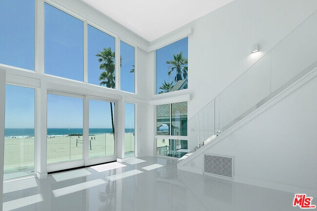 Foto del edificio - 2419 Ocean Front Walk