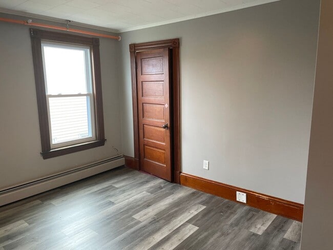Building Photo - Updated 1 Bedroom, Available Aug 1!