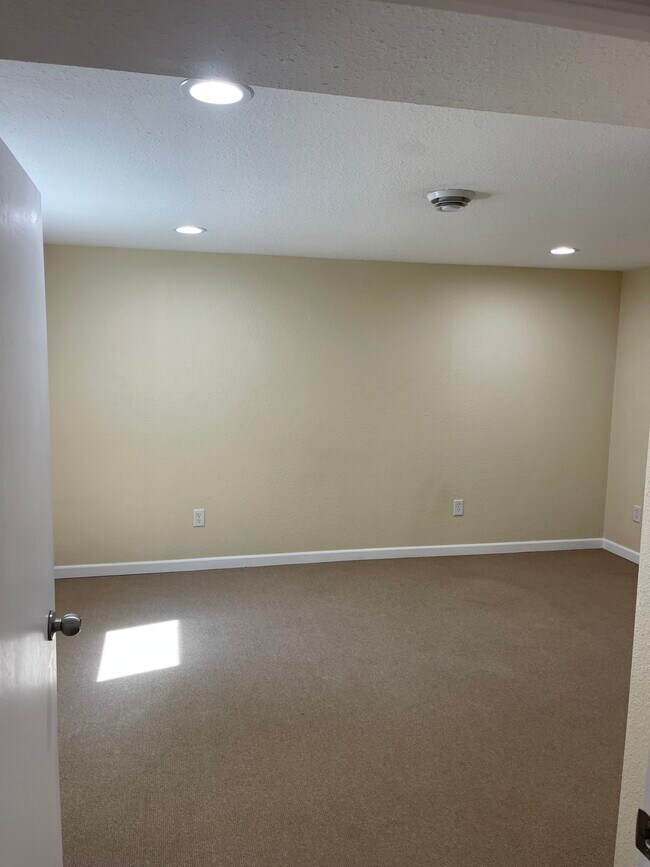 Basement Bedroom - 804 Sherman St