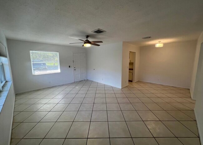 Large living room - 3001 Albatross Rd