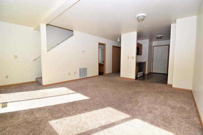 Building Photo - Townhouse style 2 bedroom 1.5 Bath with Attached Garage! Great Location!