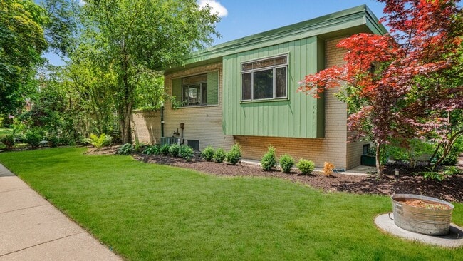 Building Photo - 2337 W Chase Ave