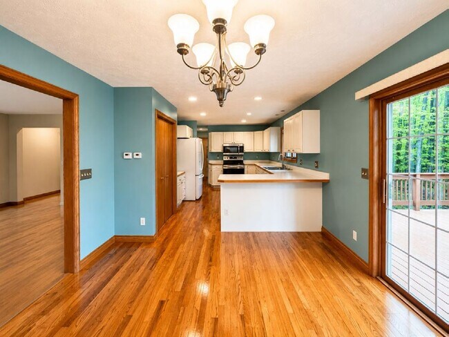 Building Photo - GORGEOUS 3 BEDROOM HOME ON WEST SIDE OF TRAVERSE CITY